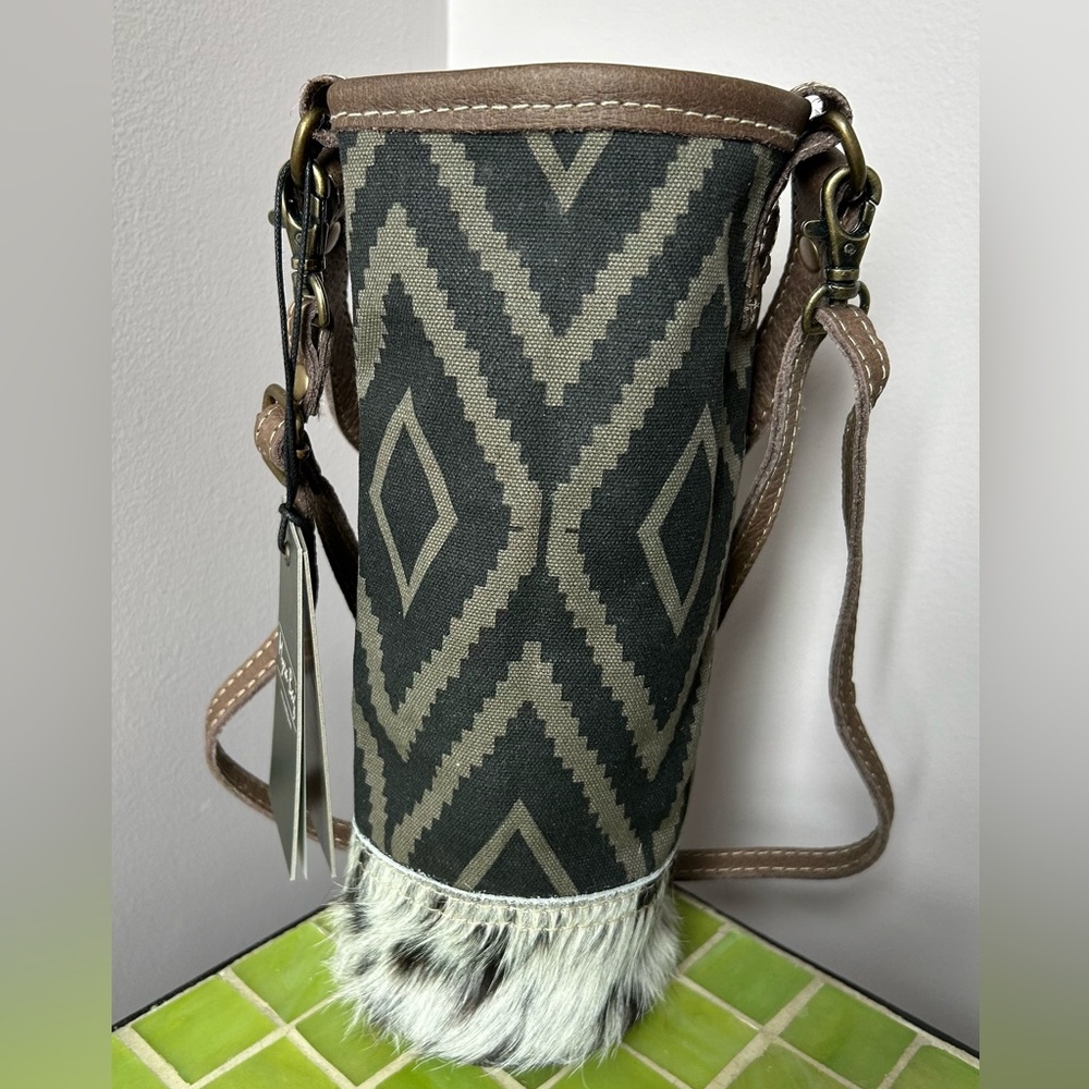 NWT Myra wine bottle holder